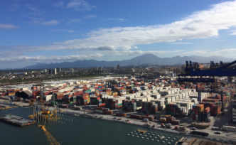 舵穩(wěn)當(dāng)奮楫，風(fēng)勁好揚(yáng)帆