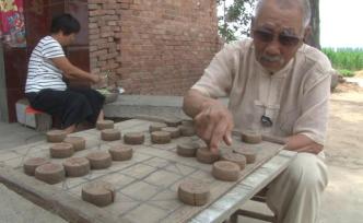 99歲老人愛下棋看史書，感概生活變遷