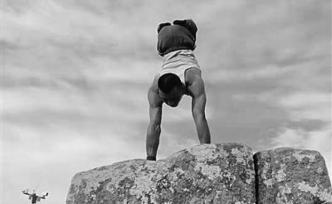 勵(lì)志！無(wú)腿小伙倒立行走10小時(shí)登頂泰山：祖國(guó)的風(fēng)景看不完