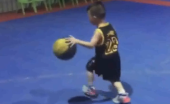 6歲“小庫里”球技逆天，托馬斯半轉(zhuǎn)身艾弗森變向切換自如