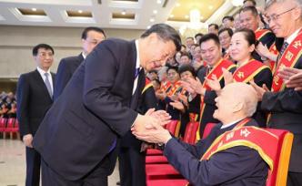 習近平點贊老英雄：你是全黨全國人民的楷模
