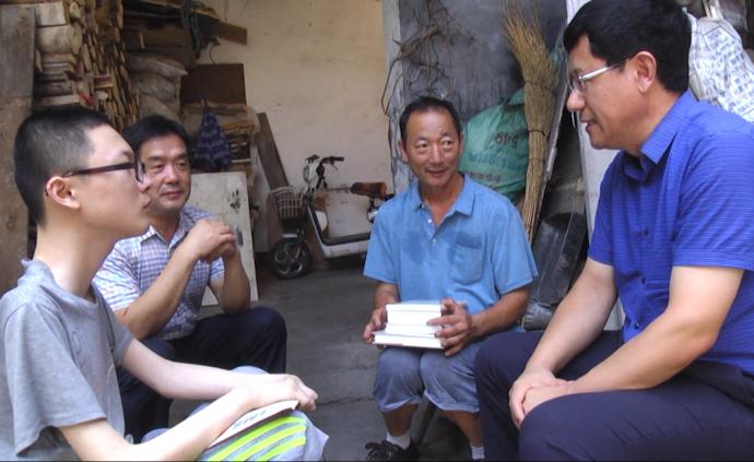 残疾学子被山大录取，老师上门送通知书