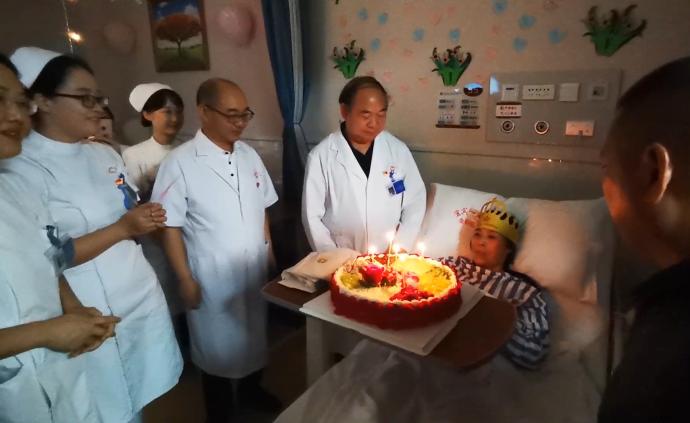 在場(chǎng)丨宜賓醫(yī)院最后一名地震傷員生日會(huì)