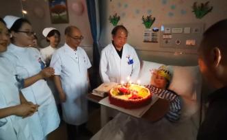 在場丨宜賓醫(yī)院最后一名地震傷員生日會