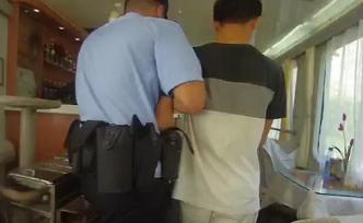 不吃不喝頻繁如廁乘警問(wèn)話(huà)雙手發(fā)抖，男乘客體內(nèi)藏毒被抓
