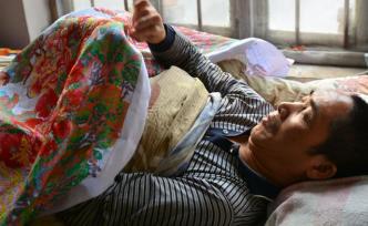 60歲男子意外致癱，33年從沒報怨生活，如今躺著繡花報恩