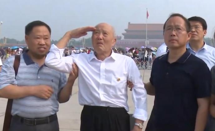 老英雄張富清向人民英雄紀(jì)念碑獻(xiàn)花