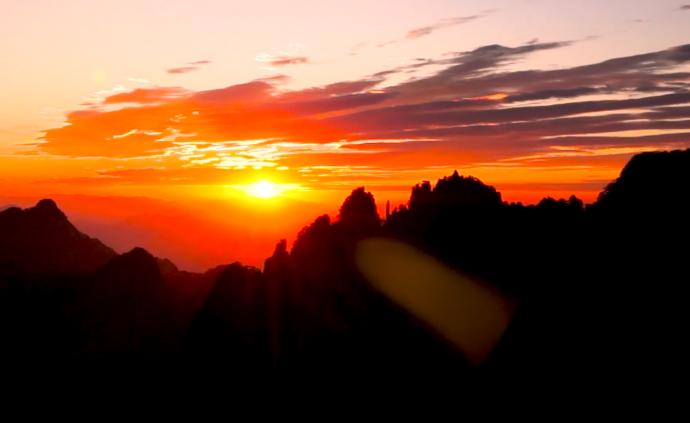 黃山現(xiàn)火燒云景觀，茫茫云海生斑斕