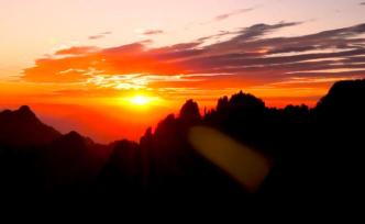 黃山現(xiàn)火燒云景觀，茫茫云海生斑斕