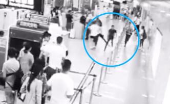 網(wǎng)逃地鐵內(nèi)狂奔，乘客伸“無(wú)影腳”攔截