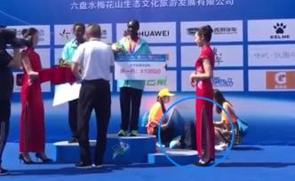 馬拉松季軍上臺倒地不起，領導合影仍繼續(xù)