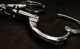 鄭州警方：兩男子制作張貼帶警用標(biāo)志的小額貸款廣告，被行拘