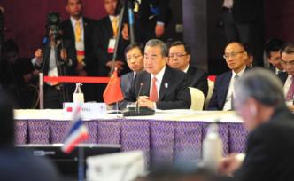 “南海行為準(zhǔn)則”單一磋商文本提前完成一讀，王毅回應(yīng)疑問