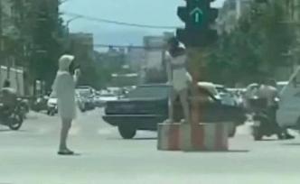 為漲粉在紅綠燈底座上跳舞，錄制低俗視頻：河南兩女子被行拘
