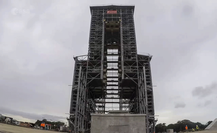 看歐航局90米高火箭塔架首次推出測試