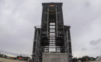 看歐航局90米高火箭塔架首次推出測試