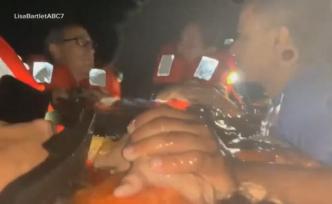 游船深夜著火，記者拍下跳海求生全程