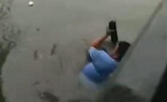 河北青縣一涵洞積水，兩名輔警深入水中徒手撈垃圾疏通下水道