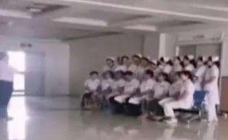 衛(wèi)健委通報“老人病危醫(yī)生卻在拍照”：以病人為中心理念淡漠