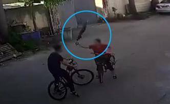 “保时捷版”大妈逆行撞车，挥伞打人被打