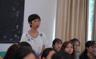 湖北黄冈五旬残疾教授助学有“瘾”：从教12年捐款10余万