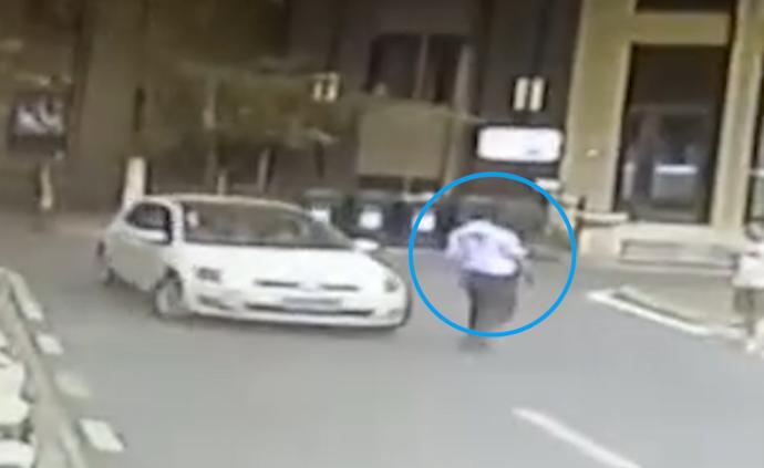 車主違規(guī)停車,保安勸導(dǎo)遭沖撞碾壓