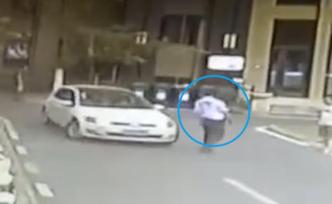 車主違規(guī)停車，保安勸導(dǎo)遭沖撞碾壓