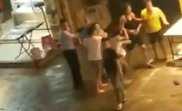 女子买水果遭言语骚扰，男友理论被围殴_@所有人_澎湃新闻-The Paper