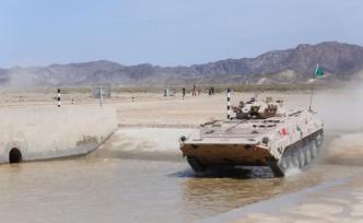 各國選手馳騁戈壁，中方戰(zhàn)車彈無虛發(fā)