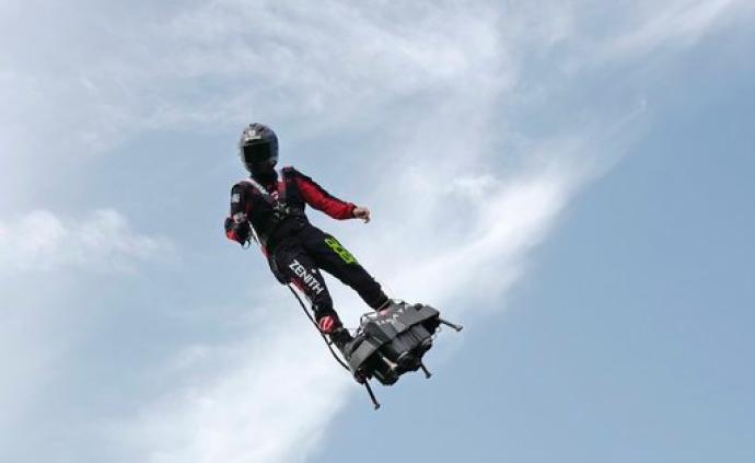 20分钟：“钢铁侠”成功飞越英吉利海峡