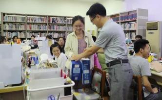 学生暑期留校备战考研，院长送牛奶