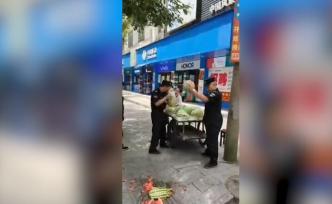 在场｜永州保安打砸瓜贩，当地称正调查