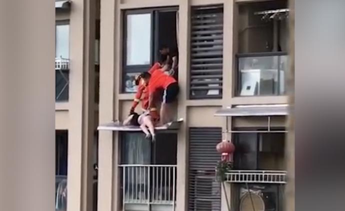 8樓女子醉酒后“爬上”7樓住戶雨棚