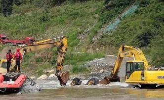 四川廣元一裝載機(jī)載人冒險(xiǎn)過漫水橋，3人遇難5人獲救