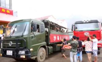 撤離搜救現(xiàn)場，群眾冒雨相送武警官兵