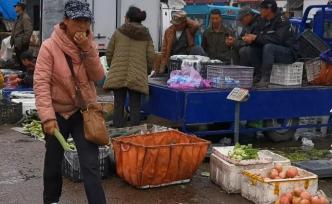 牙克石商販三伏天穿棉衣：不穿冷啊