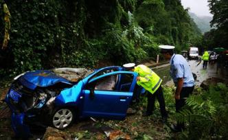 受降雨影响，四川攀枝花两车被落石砸中：3人受伤，已送医