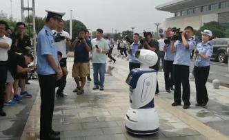 中國首批機(jī)器人交警邯鄲“上崗”
