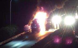 半掛車高速上起火，與所載8輛商品車均被燒毀損失180萬