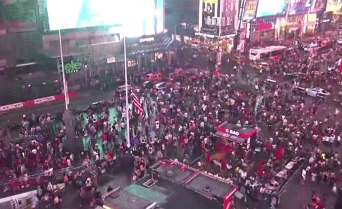 誤認摩托車響為槍聲，時代廣場人群四散