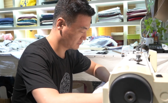 聾啞哥做裁縫養(yǎng)一家4口，不忘每天健身