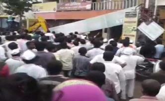 印度一銀行辦公大樓屋頂垮塌，25人被困