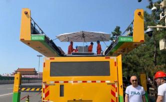 第五代華燈車亮相天安門廣場，實現(xiàn)自動清洗