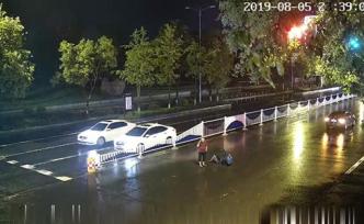 四川一司機撞人后下車查看傷者，未放警示牌雙雙被撞一死一傷