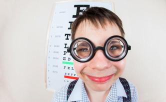 戴近視鏡會(huì)讓眼球變得凸出？