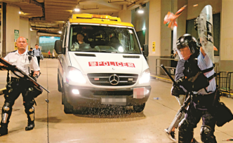 24名香港警員遭襲，警方強(qiáng)烈譴責(zé)暴力行為