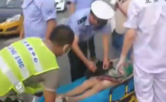 民警押逃犯遇交通事故，順手控制肇事司機(jī)