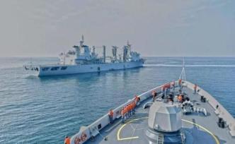 火力全開！海軍濰坊艦開展海上訓(xùn)練