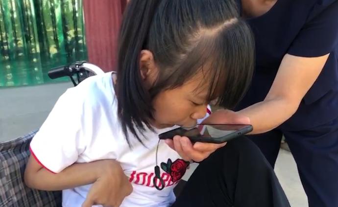 腦癱女孩用嘴敲字做電商:不成為父母負(fù)擔(dān)