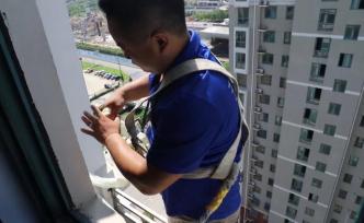 高溫下的勞動(dòng)者：日裝8臺(tái)空調(diào)衣服一直濕